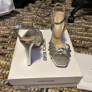 Veronica Beard Flavia Silver/Platinum LE size 6